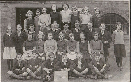 1940 School Photo Showing Osgathorpe Hosted Evacuees_edited.jpg