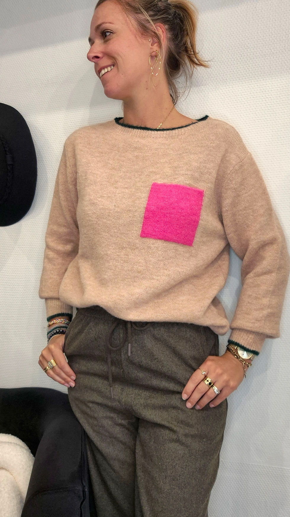 Pull beige femme col rond avec poche fuchsia