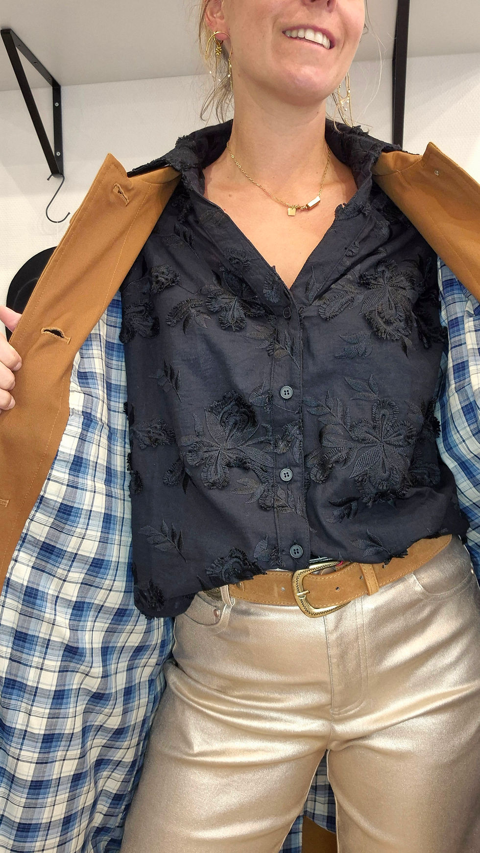 Blouse blanche 100 % coton, manches 3/4, broderies feuilles cousues sur la blouse, col ouvert, plus longue à l’arrière. Exist