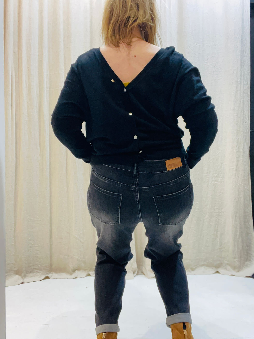 Miniature : Détail col V dos avec boutons pull NETTIE noir