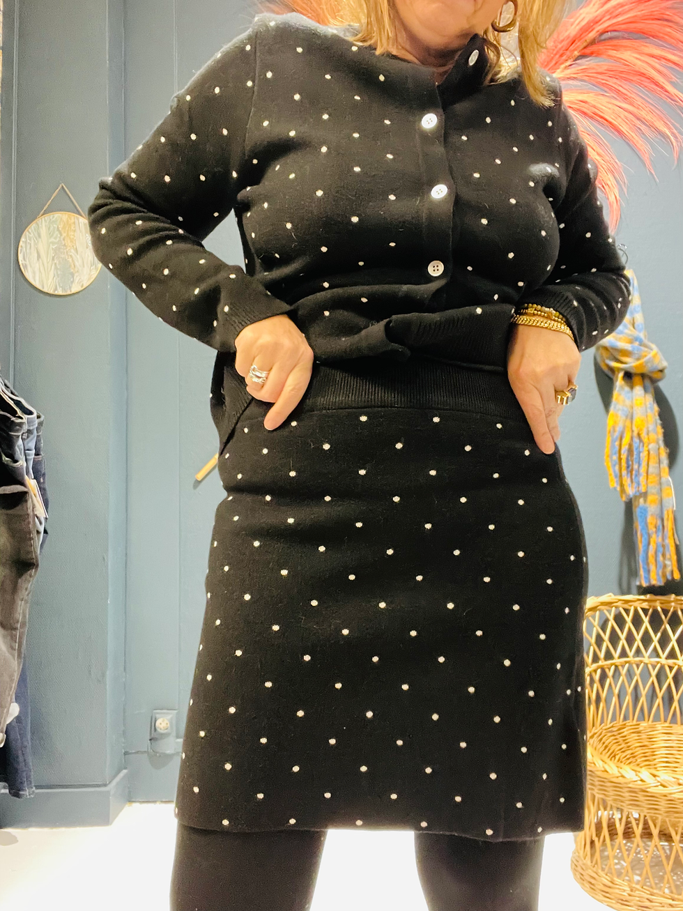 Mini-jupe noire en maille à pois blancs vue de face