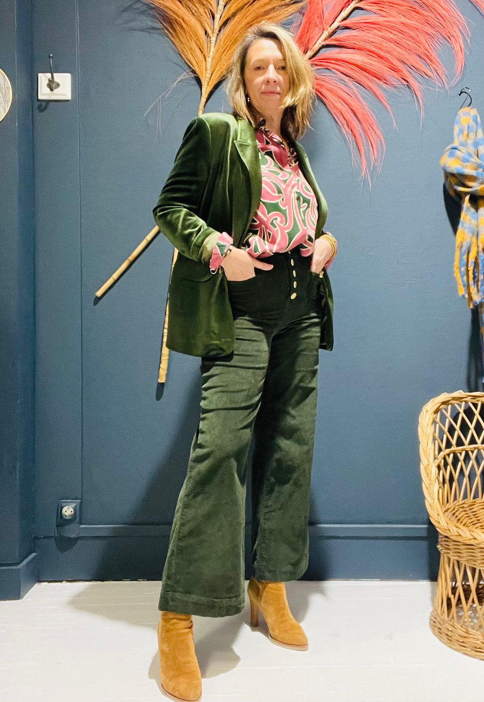 Pantalon large en velours 7/8 porté avec tenue casual chic