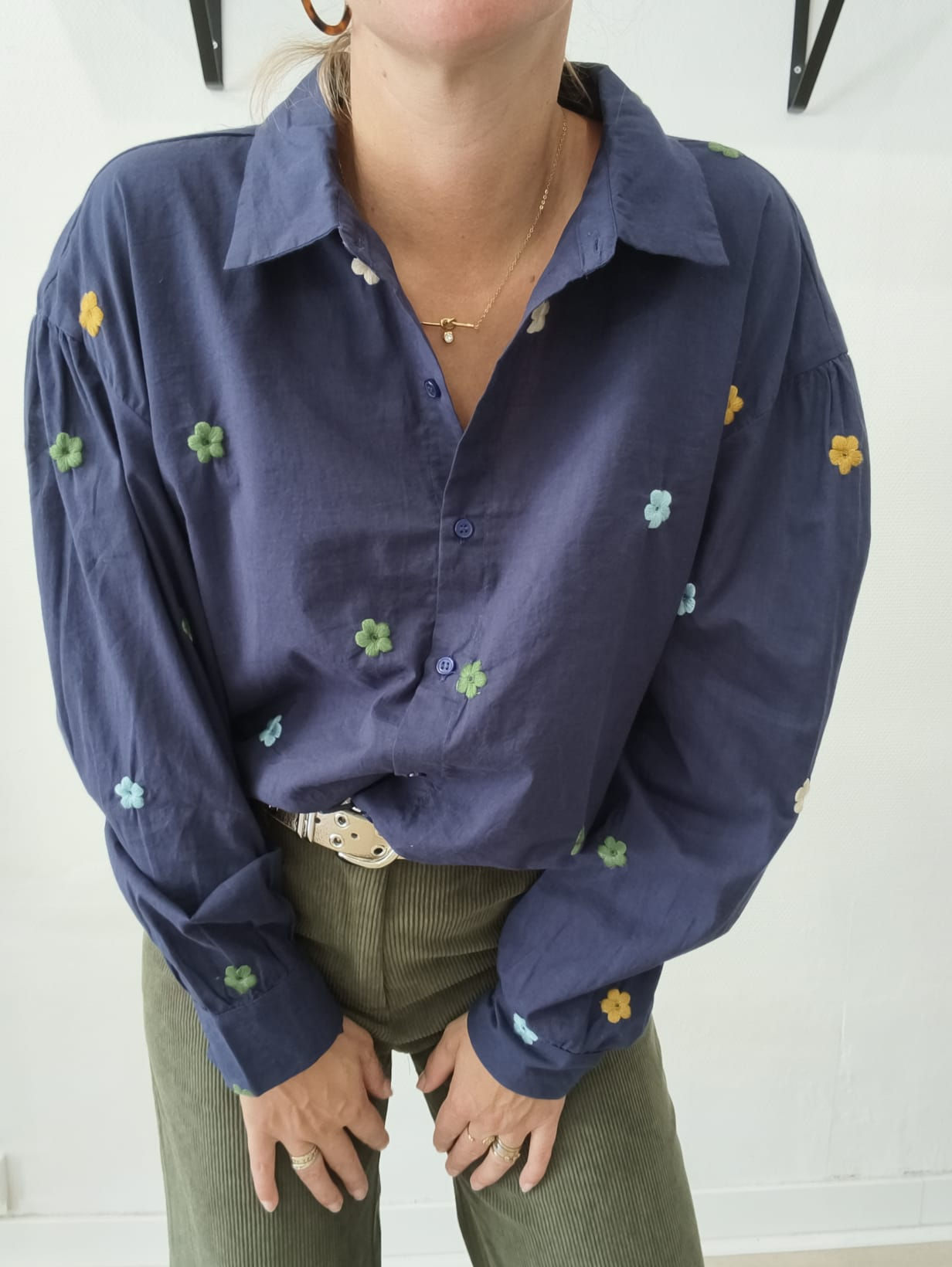 Chemise bleu marine en coton avec fleurs brodées multicolores compania fantastica