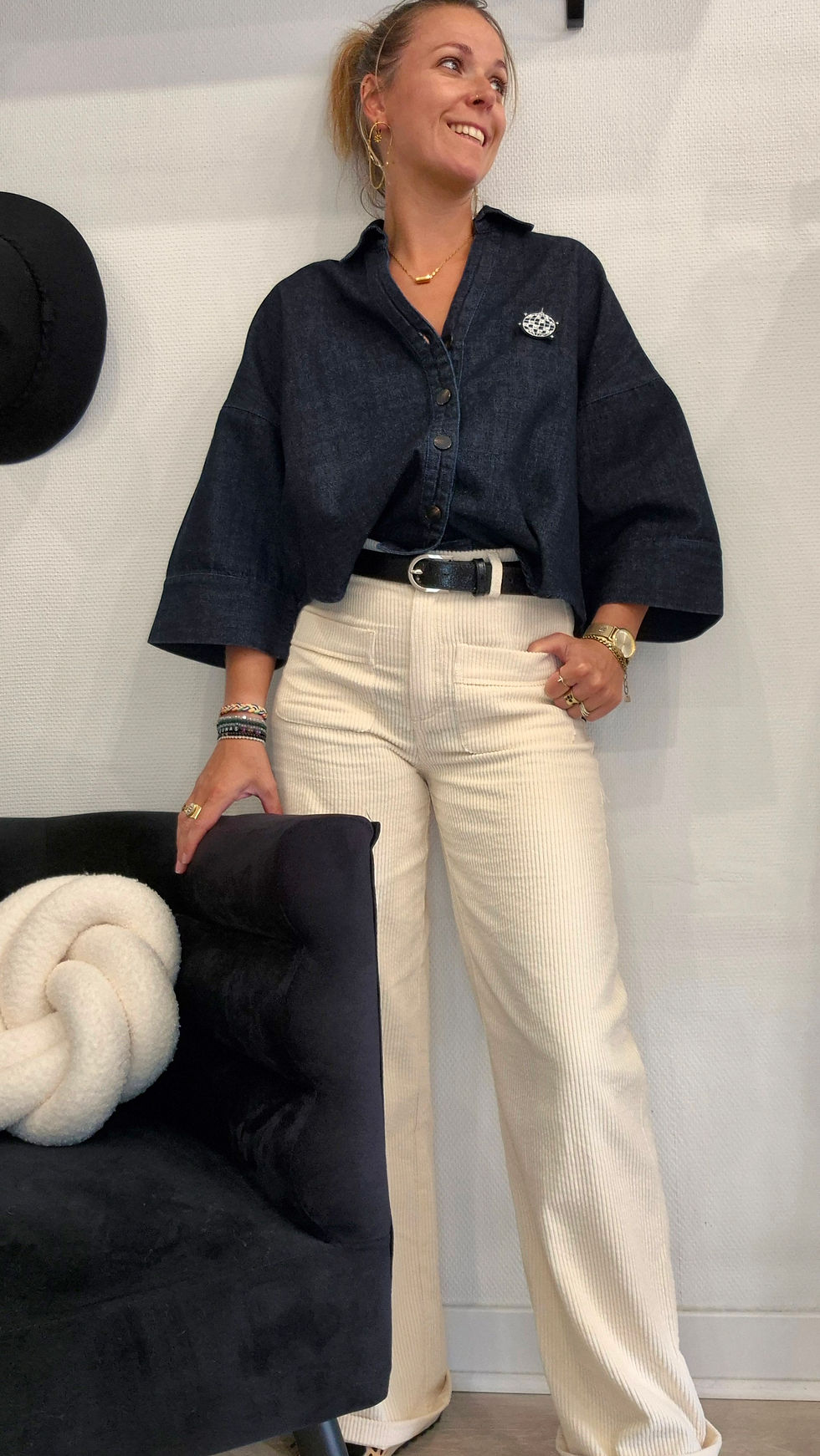 Pantalon velours écru avec grosses côtes et poches carrées.