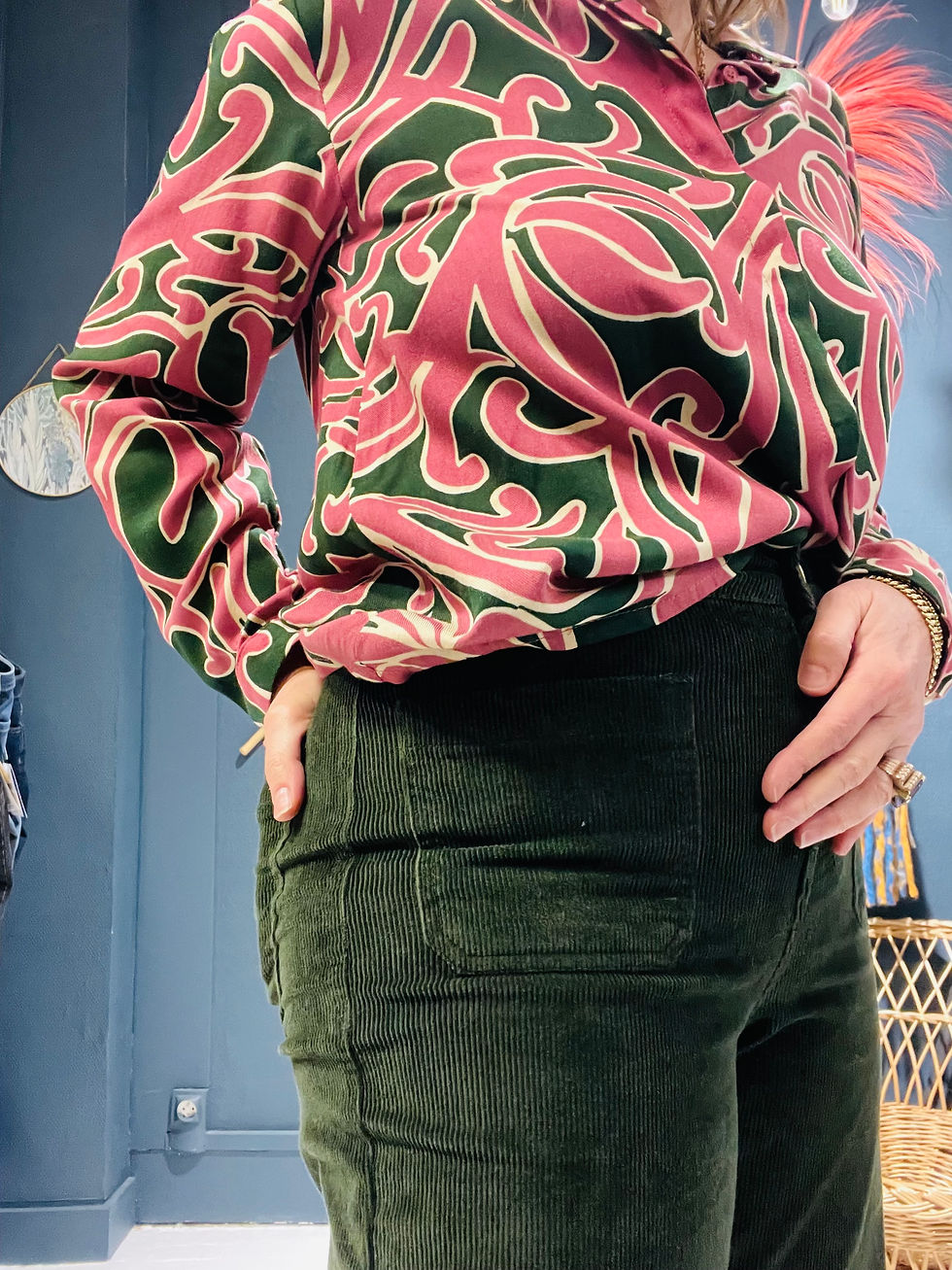 Chemise kaki avec volutes roses