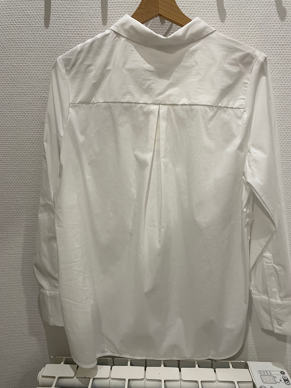 Miniature : Détail chemise blanche plus longue à l’arrière.