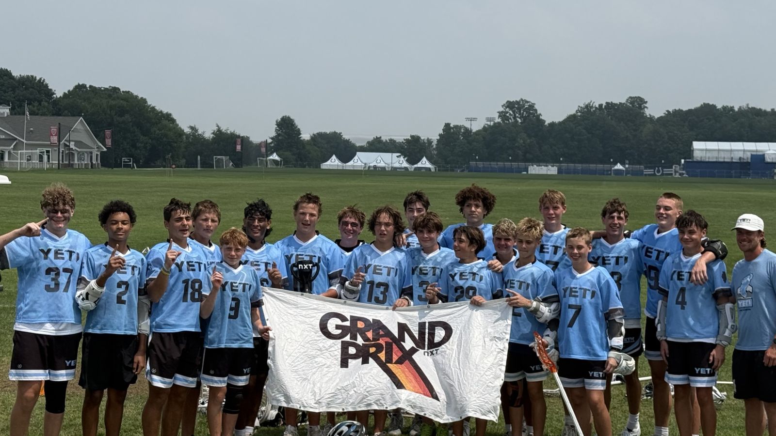Big group of Yeti players celebrating with a banner