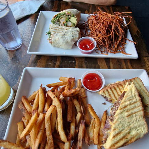 Sandwich y papas fritas