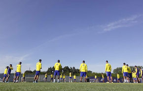 Benedetto podría llegar al superclásico, pero Romero está casi descartado y operaron a Izquierdoz