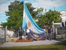 Izaron la bandera nacional donada por Aeropuertos Argentina en el hangar de la escuela Técnica Lotufo