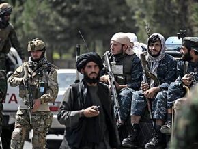 Los talibanes se anotan dos victorias: un acercamiento con China y el reingreso de remesas al país