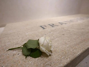 Cómo es y cómo visitar la tumba del papa Francisco a un año de su muerte