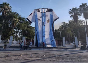 La camiseta de Argentina, más grande del mundo, está en Hipólito Yrigoyen