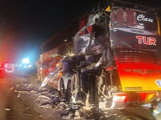 URGENTE Ruta 9: así quedó el micro que venía a Salta, tras el choque con un camión que dejó dos heridos