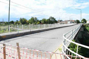 Cedió parte del puente viejo de Santa Lucía: se evalúan las causas