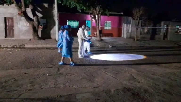 Murió la nena baleada en Tucumán y los vecinos prendieron fuego la casa de los supuestos asesinos: "Que se haga justicia"