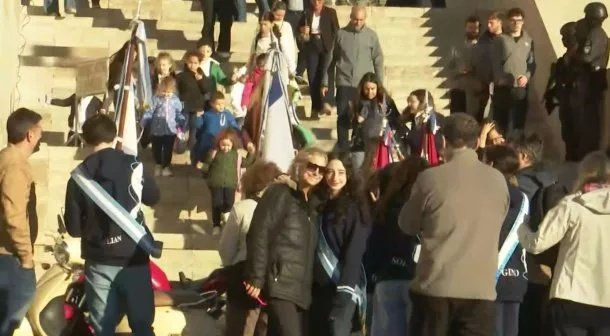 Izaron la bandera de Israel en el Monumento a la Bandera de Rosario para celebrar el Día de la Independencia