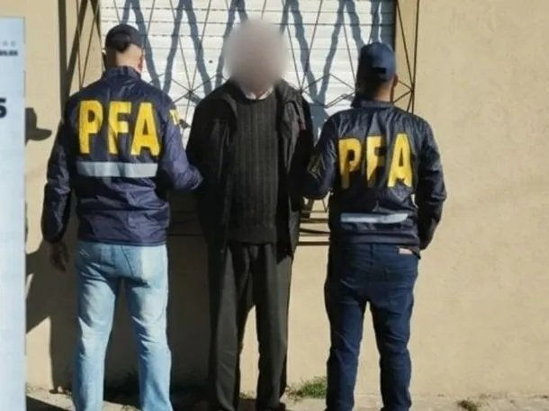 Jubilado apuñaló a un amigo por una supuesta infidelidad, cambió de nombre y cayó tras años de fuga