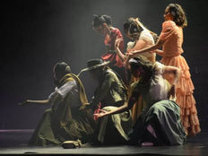 Academias folklóricas se reúnen en el Teatro Provincial para conmemorar la Revolución de Mayo