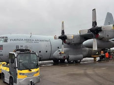 Un Hércules que volaba a Dinamarca por repuestos para los F16 debió retornar de urgencia a El Palomar