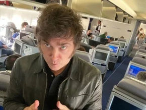 Javier Milei hizo 22 viajes en dos años, pero dice odiar viajar porque "extraña a Conan"