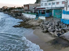 El mar amenaza con hacer colapsar todos los edificios costeros de Mar del Tuyú