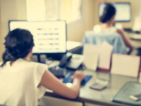 Trabajar más de 55 horas semanales aumenta el riesgo de muerte, según la OMS