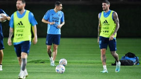 Di María reapareció en la práctica y Scaloni paró un primer equipo sorpresivo