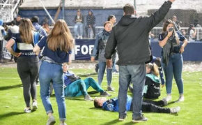 Un muerto por ataque cardíaco tras suspensión Gimnasia-Boca por incidentes entre hinchas y policías