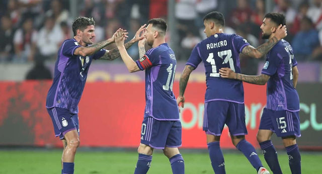 Argentina también venció a Perú con un doblete de Messi y es cómodo líder