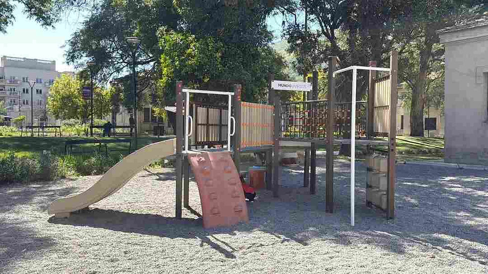 Niños que visitan la plaza del Paseo Güemes ya disfrutan de los nuevos juegos infantiles