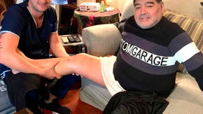 "La pierna derecha de Maradona explotaba de líquido", dijo el kinesiólogo Taffarel