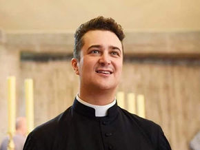 #Italia Cura se gastó la limosna en drogas y fiestas sexuales