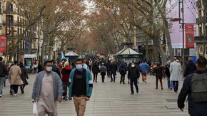 Aumentan casos de coronavirus y las restricciones, y frenan el uso de algunas vacunas en el Mundo