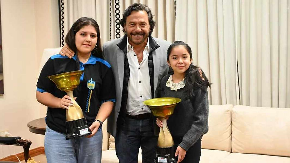 El Gobernador recibió a jóvenes ajedrecistas salteñas con trayectoria nacional e internacional en niveles de elite