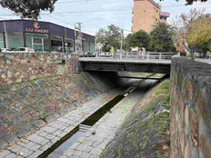 La Municipalidad realizó limpieza y desalojo en dos canales de la ciudad