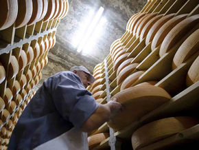 Un hombre murió aplastado por ruedas de queso en el norte de Italia