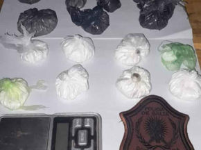 Un joven fue detenido en Las Lajitas con más de 3 mil dosis de cocaína durante un control. Secuestraron droga, moto y balanza. Interviene la Fiscalía Penal de Apolinario Saravia.