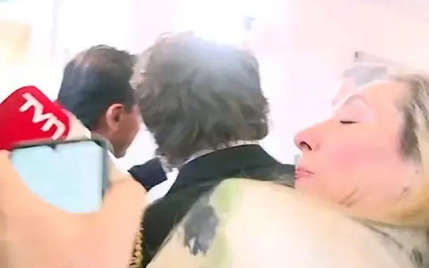 Funcionaria, hermana y patovica: así empujó Karina Milei a periodista chileno que se acercó a Javier Milei