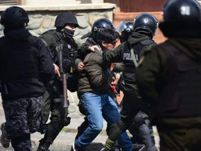 Enfrentamiento interno entre cocaleros genera choques con la Policía en Bolivia