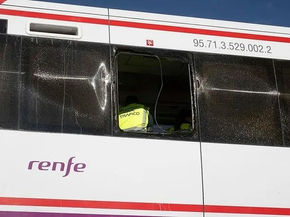 Otro choque de trenes en España: ahora, una formación embistió una grúa