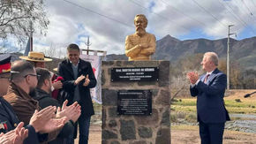 En Cosquín se inauguró un busto en honor al General Güemes con la presencia del vicegobernador de Salta. El acto incluyó un desfile gaucho y la firma de un acuerdo de cooperación federal entre Salta y Córdoba.