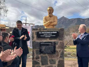 En Cosquín se inauguró un busto en honor al General Güemes con la presencia del vicegobernador de Salta. El acto incluyó un desfile gaucho y la firma de un acuerdo de cooperación federal entre Salta y Córdoba.