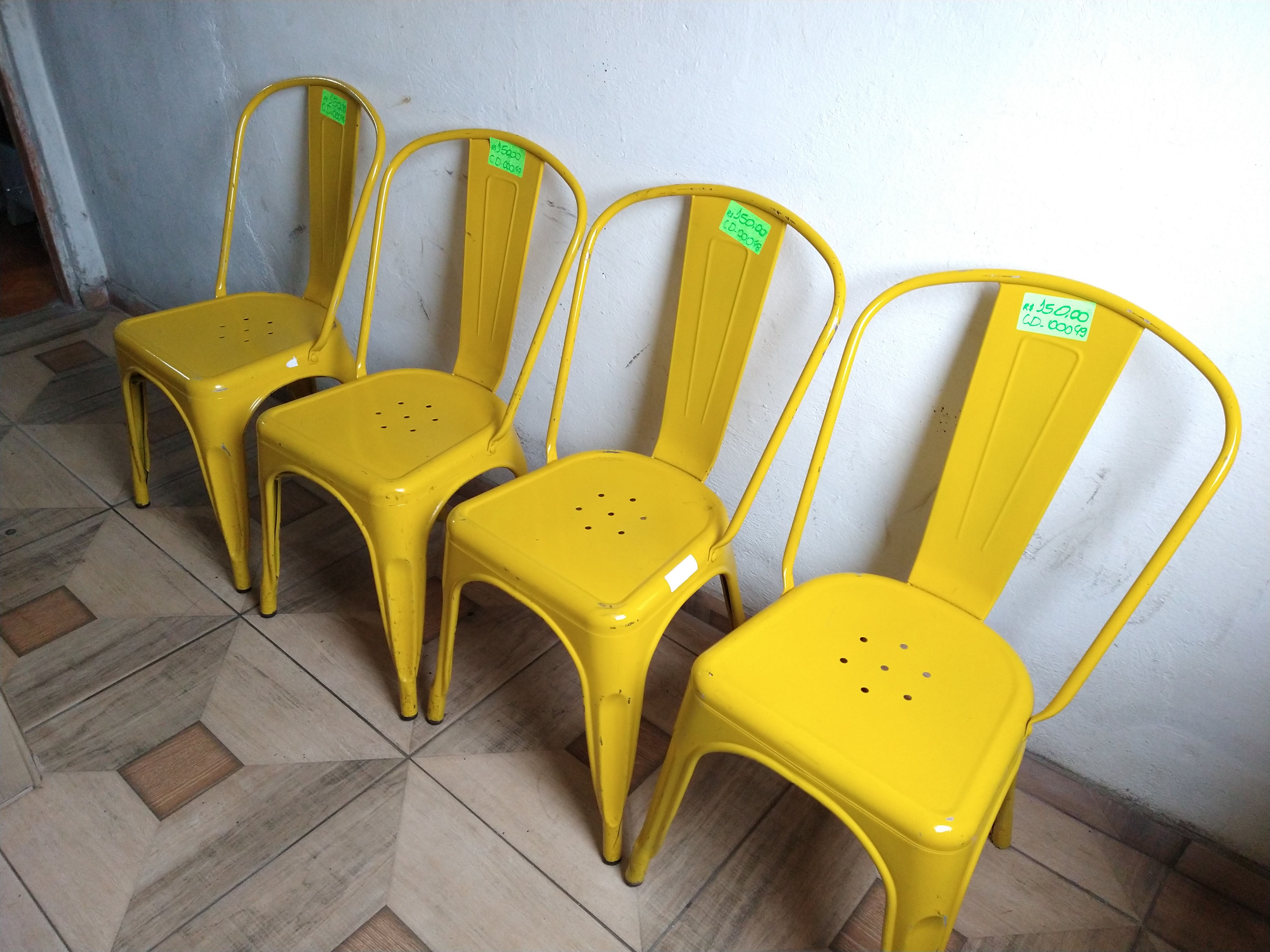 Cadeiras de ferro amarelas