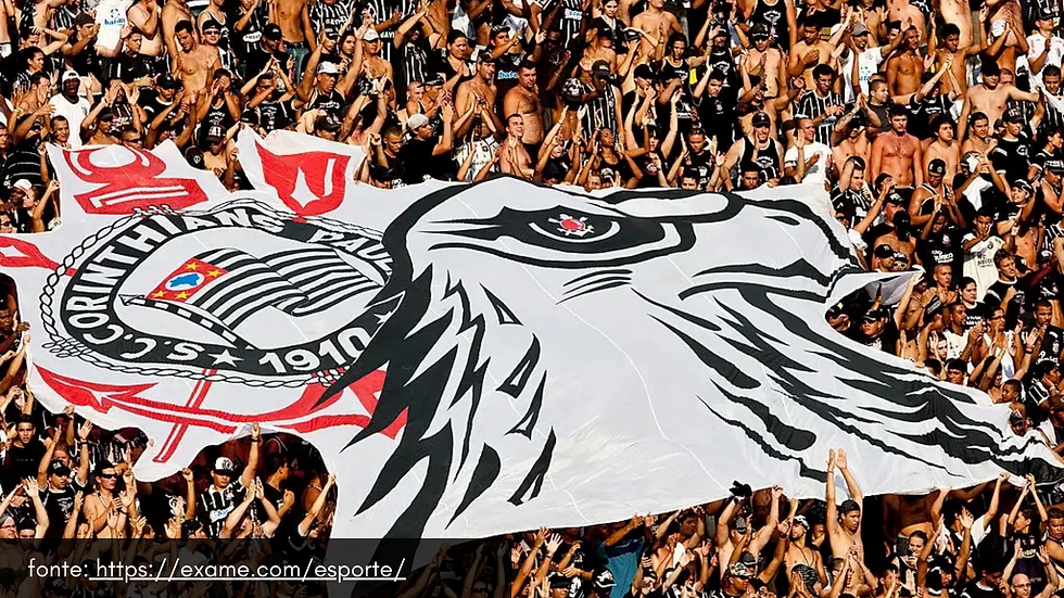 Torcida da Gaviões da Fiel em um jogo do Corinthians levantando sua bandeira