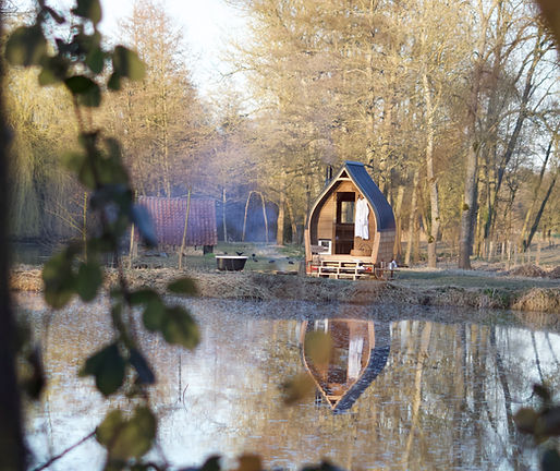 Sauna mobile installé au bord d’un lac en pleine nature
