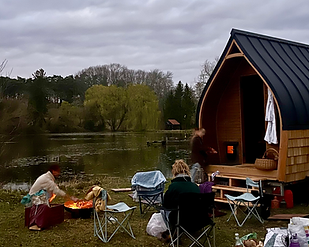 Soirée entre amis autour d’un sauna mobile en pleine nature