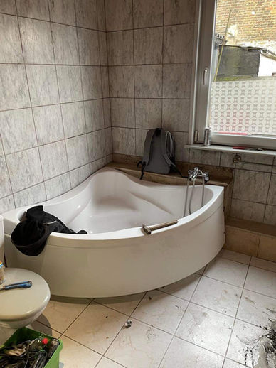 baignoire fenêtre et carrelage