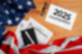 Mesa com bandeira dos estados unidos, alguns documentos, bloco de notas, calendário de 2025, óculos e caneta. Visão de cima. Representação de como iniciar 2025 com os documentos em dia nos EUA.