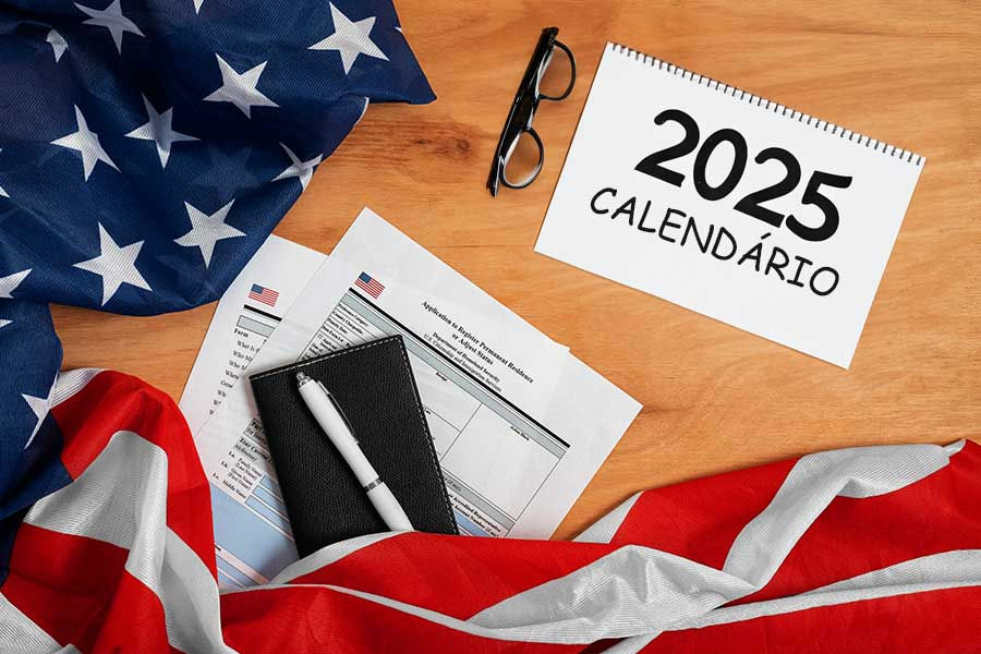 Mesa com bandeira dos estados unidos, alguns documentos, bloco de notas, calendário de 2025, óculos e caneta. Visão de cima. Representação de como iniciar 2025 com os documentos em dia nos EUA.